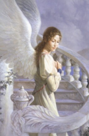 Anioł stojący na schodach z zamyśloną miną, w tle marmurowa balustrada.