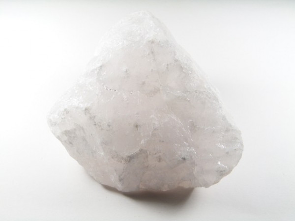 Duży, jasnoróżowy kryształ kwarcu na białym tle.