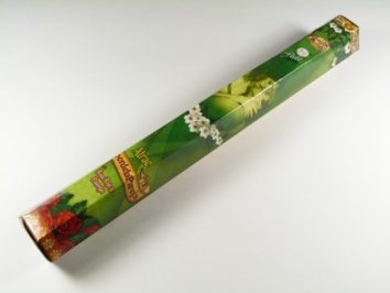 Zielone opakowanie kadzidełek zapachowych z motywem kwiatowym na białym tle.