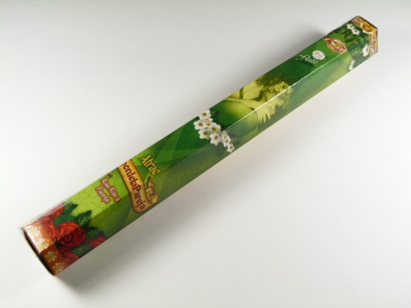 Zielone opakowanie kadzidełek zapachowych z motywem kwiatowym na białym tle.