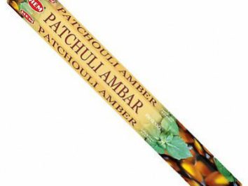 Pudełko kadzidełek HEM Patchouli Amber na białym tle.