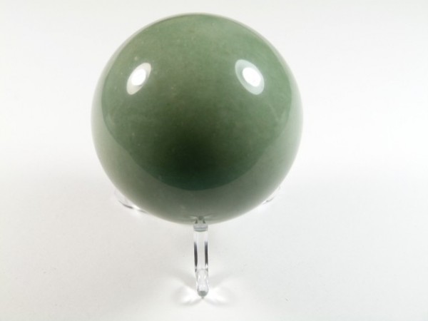 Kula awenturyn zielony szlifowany z podstawką. Zielona kula z kamienia na przezroczystej podstawce, na białym tle.