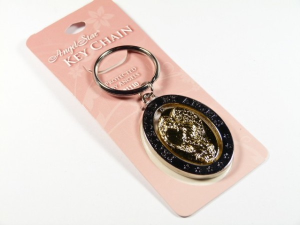 Brelok z pozłacanym medalionem anioła na różowym opakowaniu z napisem "Key Chain".