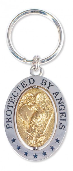 Brelok z wizerunkiem anioła i napisem „PROTECTED BY ANGELS” na metalowej zawieszce.