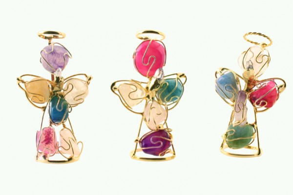 Trzy kolorowe aniołki z drutu i kamieni ozdobnych ustawione obok siebie na jasnym tle.