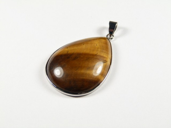 Wisiorek z tygrysiego oka w kształcie łzy na białym tle.