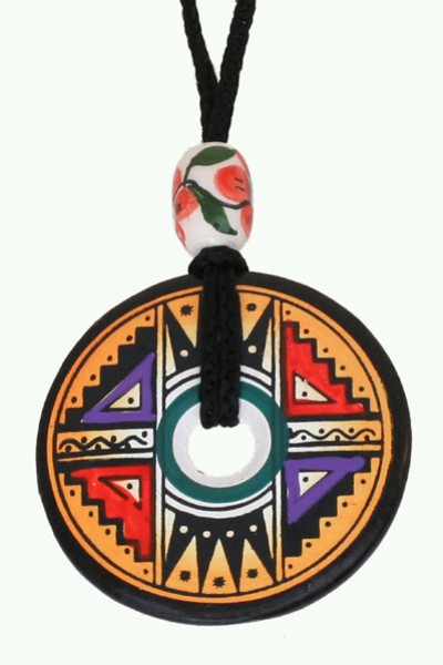 Okrągły, kolorowy wisior z wzorami geometrycznymi na czarnym sznurku z ozdobnym koralikiem.