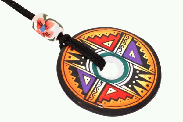 Okrągły, kolorowy wisiorek z wzorem etnicznym na czarnym sznurku z ozdobnym koralikiem.