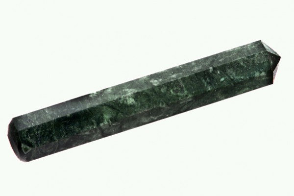 Ciemnozielony, sześcienny kryształ o wydłużonym, sześciokątnym kształcie na białym tle.