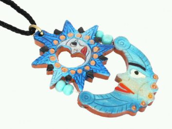 Niebieski wisior przedstawiający słońce i księżyc, ozdobiony koralikami na czarnym sznurku.