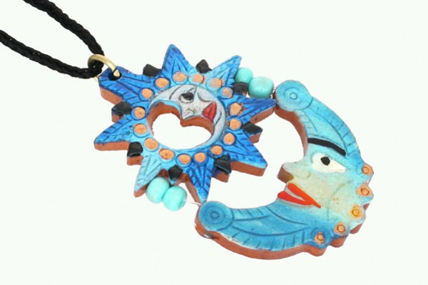 Niebieski wisior przedstawiający słońce i księżyc, ozdobiony koralikami na czarnym sznurku.