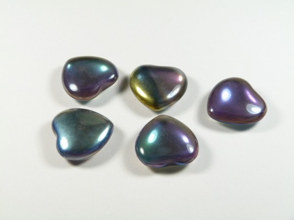 Pięć tęczowych, błyszczących kamieni w kształcie serca leży na białym tle.