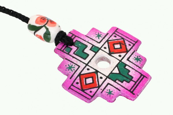 Ręcznie malowany, kolorowy wisiorek z wzorem geometrycznym na czarnym sznurku.