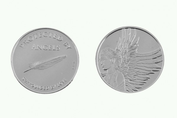 Dwie srebrne monety; jedna z piórem i napisem, druga z wizerunkiem anioła z dużymi skrzydłami.