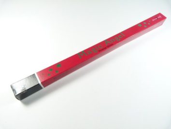 Czerwone pudełko kadzidełek o nazwie "Magic Angel" leży na białym tle.