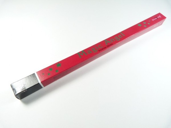 Czerwone pudełko kadzidełek o nazwie "Magic Angel" leży na białym tle.