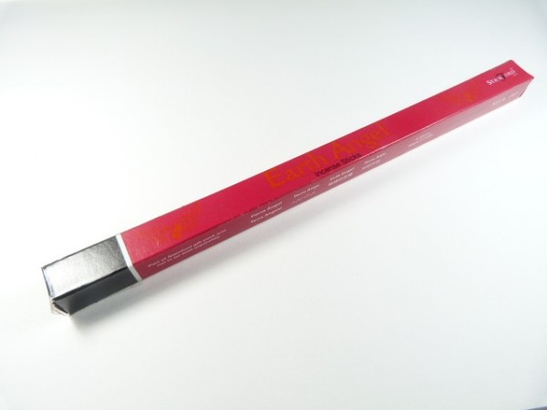 Czerwone pudełko kadzidełek o nazwie "Earth Angel" na białym tle.