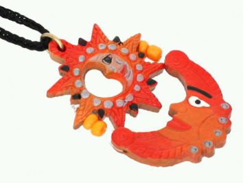 Wisiorek z kolorowym słońcem i księżycem zawieszony na czarnym sznurku.