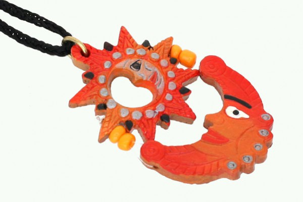 Wisiorek z kolorowym słońcem i księżycem zawieszony na czarnym sznurku.