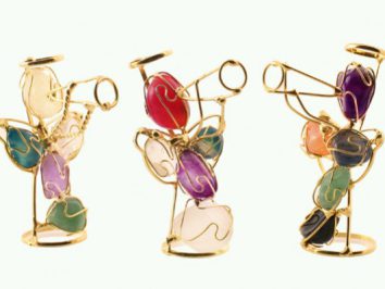 Trzy figurki muzyków wykonane z drutu i kolorowych kamieni, grających na trąbkach.