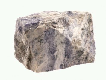 Szary, nieregularny kamień o chropowatej powierzchni na jasnym tle.