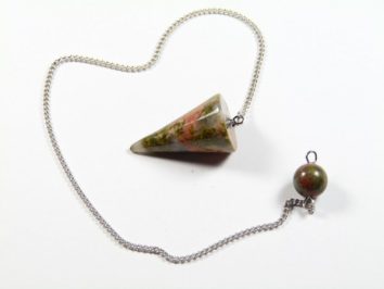 Wahadełko unakit stożek. Wahadło z łańcuszkiem i kamiennym stożkiem leży na białym tle.