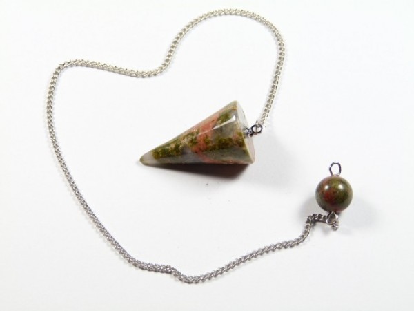 Wahadełko unakit stożek. Wahadło z łańcuszkiem i kamiennym stożkiem leży na białym tle.