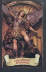 Posąg archanioła Michała z mieczem, stojącego na pokonanym demonie.