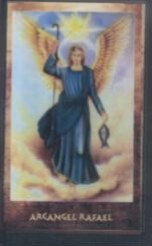 Archanioł Rafał z uniesioną ręką, stojący na chmurze, z rybą w drugiej dłoni.