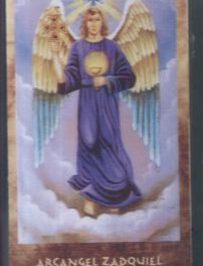 Archanioł Zadkiel w fioletowej szacie z kielichem, unoszący się nad chmurami.