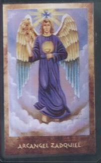 Archanioł Zadkiel w fioletowej szacie z kielichem, unoszący się nad chmurami.