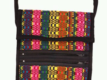Mała torebka na ramię z kolorowym, wzorzystym haftem i dwoma zamkami z przodu.