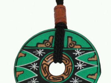 Zielony, okrągły wisiorek z czarnym sznurkiem i geometrycznymi wzorami.