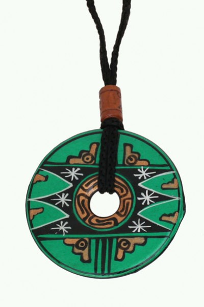 Zielony, okrągły wisiorek z czarnym sznurkiem i geometrycznymi wzorami.