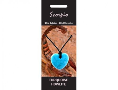 Niebieski wisiorek w kształcie serca na tle skorpiona, opis znaku zodiaku Skorpion.