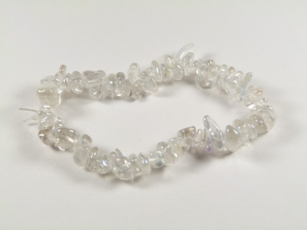 Bransoletka z przezroczystych, nieregularnych kamieni na białym tle.