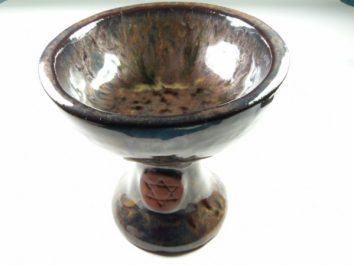 Brązowa ceramiczna misa na nóżce z gwiazdą Dawida na podstawie.