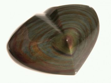 Polerowany kamień obsydianowy w kształcie serca na białym tle.