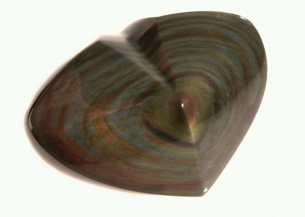 Polerowany kamień obsydianowy w kształcie serca na białym tle.