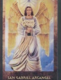 Archanioł Gabriel z żółtymi skrzydłami, trzymający białe lilie na tle nieba.