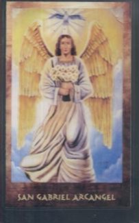 Archanioł Gabriel z żółtymi skrzydłami, trzymający białe lilie na tle nieba.