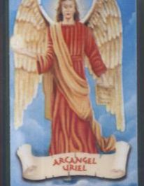 Archanioł Uriel w czerwonej szacie z rozpostartymi skrzydłami na tle nieba.