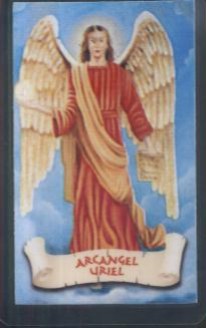 Archanioł Uriel w czerwonej szacie z rozpostartymi skrzydłami na tle nieba.