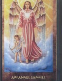 Archanioł w różowej szacie stoi na chmurze, obok niego dziecko z łukiem na tle nieba.