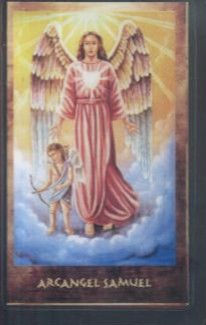 Archanioł w różowej szacie stoi na chmurze, obok niego dziecko z łukiem na tle nieba.