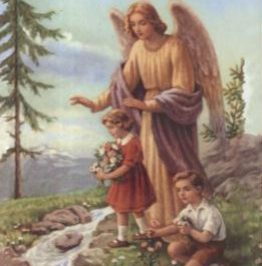 Anioł stróż opiekuje się dwójką dzieci bawiących się przy strumieniu w górach.