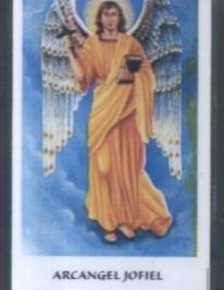 Anioł w żółtej szacie z mieczem i kielichem na tle nieba, podpis: ARCHANGE JOFIEL.