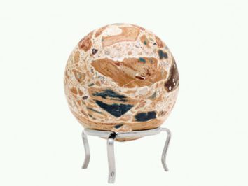 Kula z kolorowego kamienia na metalowym stojaku, widoczna na jasnym tle.
