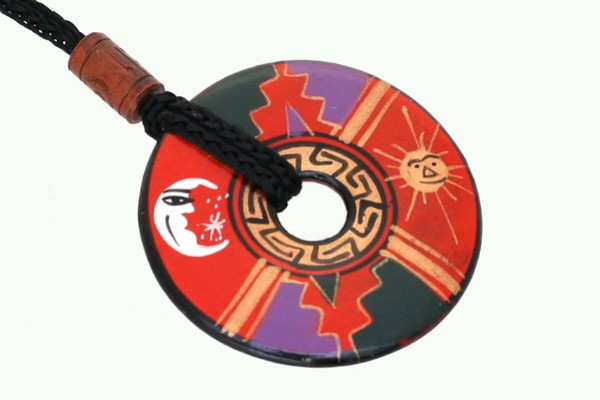 Ręcznie malowany, okrągły wisiorek z motywem słońca i księżyca na czarnym sznurku.