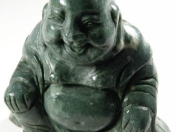 Figurka siedzącego, uśmiechniętego Buddy wykonana z zielonego kamienia.